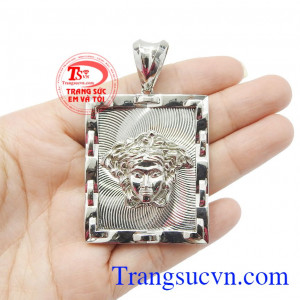 Với cảm hứng từ biểu tượng thương hiệu thời trang quốc tế làm toát lên sự sang trọng và đẳng cấp của phái mạnh,Mặt dây nam vàng trắng 