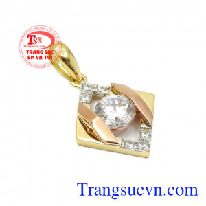 Được chế tác từ vàng 18k chất lượng cao bằng công nghệ hiện đại của Hàn Quốc làm tôn lên vẻ sang trọng, thanh lịch cho sản phẩm,Mặt dây nữ vàng cá tính