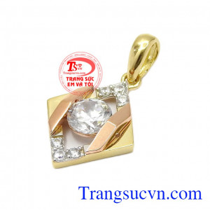 Với thiết kế tỉ mỉ tới từng chi tiết kết hợp cùng điểm nhấn là viên đá CZ lấp lánh ngay chính giữa làm sản phẩm trở nên nổi bật hơn,Mặt dây nữ vàng cá tính