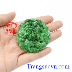 Mặt ngọc được chạm khắc tinh tế, sắc nét tới từng chi tiết. Mặt ngọc cẩm thạch long phụng