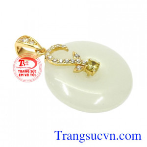 Mặt vàng ngọc cẩm thạch nữ tính mang lại nét trẻ trung, duyên dáng cho người đeo. 