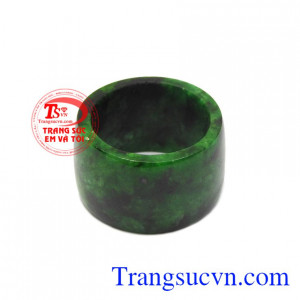 Nhẫn cẩm thạch nam tính được chế tác kiểu bản vuông. 