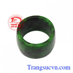 Sản phẩm phù hợp cho phái mạnh đeo ngón cái hoặc ngón giữa. Nhẫn cẩm thạch nam tính