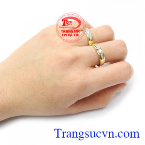 Nhẫn cưới vàng 18k là sự lựa chọn tuyệt vời cho mọi người Nhẫn cưới tình yêu viên mãn