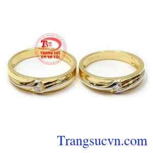 Nhẫn cưới vàng tây bình an là biểu tượng cho sự gắn kết yêu thương và tình yêu bền chặt của các cặp đôi