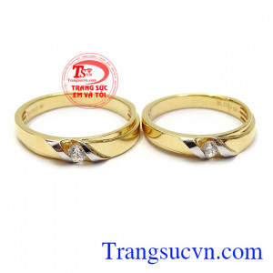 Nhẫn cưới vàng tây hạnh phúc thể hiện sự kết nối giữa hai người