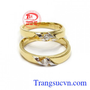 Là biểu tượng của tình yêu và sợi dây liên kết giữa hai người yêu nhau Nhẫn cưới vàng tây hạnh phúc