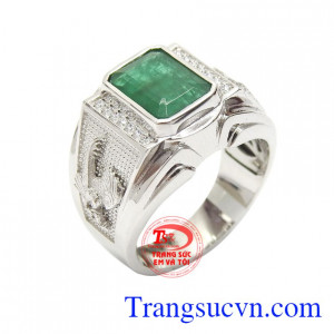 Nhẫn nam Emerald may mắn là vien đá biểu tượng của niềm tin, sự lạc quan, bình an và may mắn, là lá bùa hộ mệnh cho mỗi người