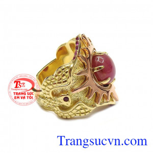 Nhẫn nam ruby chạm khắc hình đại bàng bay về phía mặt trời lan tỏa ánh hào quang của ruby mặt trời
