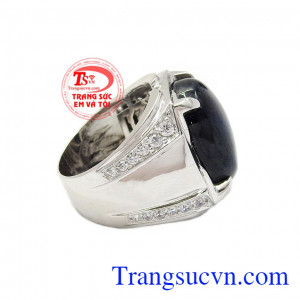 Thiết kế đơn giản, hợp thời trang, điểm nhấn tập trung vào viên Sapphire to chính giữa mang lại sự nổi bật cho sản phẩm,Nhẫn nam Sapphire công danh