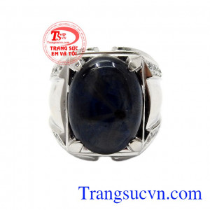 Sapphire được coi là loại đá biểu tượng cho sự may mắn và giàu sang, giúp giảm mệt mỏi, căng thẳng,Nhẫn nam Sapphire công danh