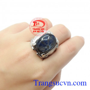 Theo phong thủy, Sapphire là đá mang lại may mắn cho người mệnh Mộc và mệnh Hỏa,Nhẫn nam Sapphire công danh