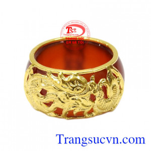 Nhẫn ngọc bọc rồng vàng công danh mang lại may mắn, tài lộc cho người đeo.
