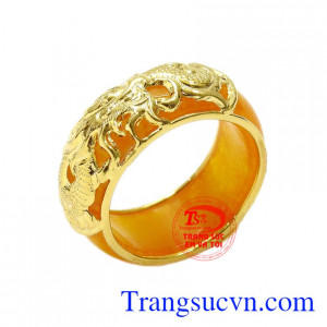 Nhẫn ngọc cẩm thạch bọc rồng đẹp được chế tác bắt mắt, màu sắc sáng bóng, tinh tế.