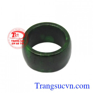 Sản phẩm hợp phong thủy, mang đến cho người dùng sự bình an và mạnh mẽ. Nhẫn ngọc cẩm thạch ngón út đẹp