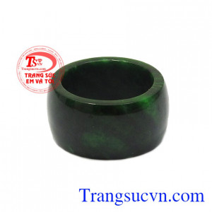 Nhẫn ngọc cẩm thạch ngón út đẹp chế tác kiểu bản vuông mạnh mẽ.