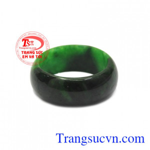 Nhẫn ngọc cẩm thạch thiên nhiên tài lộc mang đến sự lịch lãm và nam tính cho người dùng.