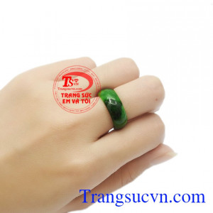 Sản phẩm chế tác từ ngọc cẩm thạch thiên nhiên, hợp phong thủy. Nhẫn ngọc cẩm thạch thiên nhiên tài lộc