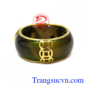 Nhẫn ngọc mã não bọc rồng danh vọng đeo hợp thời trang.