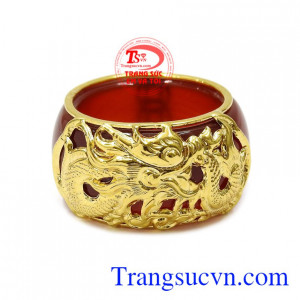 Rồng là linh vật biểu tượng cho cho sự quyền lực, linh thiêng, là linh vật tượng trưng cho vua chúa thời xưa. Nhẫn ngọc mã não bọc rồng thăng tiến