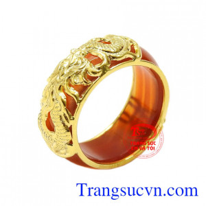 Nhẫn ngọc mã não bọc rồng được chế tác tinh tế, sáng bóng mang lại vẻ nam tính, quyền lực cho người đeo.