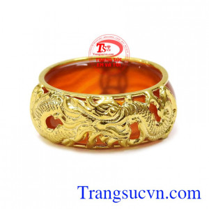 Nhẫn ngọc mã não bọc rồng vàng 10k đeo hợp thời trang.