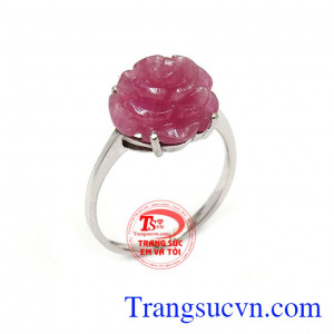 Nhẫn nữ ruby bông hoa là sản phẩm được làm từ vàng trắng, chạm khắc tinh tế, sắc nét