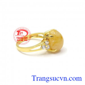 Đá saphir thường gắn liền với sự sang trọng, sung túc và phú quý