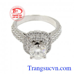 Với kiểu dáng thời trang, thiết kế bắt mắt có điểm nhấn là viên đá Moisanit to làm tăng vẻ cuốn hút cho sản phẩm,Nhẫn nữ vàng trắng cao cấp
