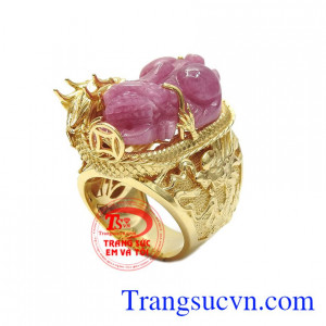 Nhẫn rồng vàng tỳ hưu đẹp được kết hợp từ vàng tây 14k và ruby thiên nhiên chạm khắc tỳ hưu. 