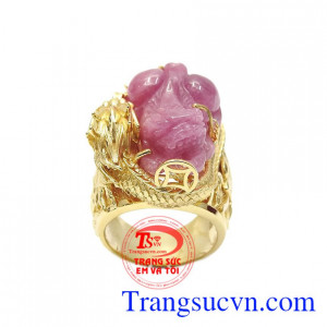 Thiết kế rồng bay uốn lượn oai hùng cùng tỳ hưu ruby mang đến cho người dùng một sản phẩm hoàn mỹ. Nhẫn rồng vàng tỳ hưu đẹp