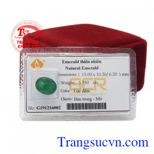 Viên Emerald thiên nhiên may mắn thích hợp làm mặt dây hoặc mặt nhẫn.