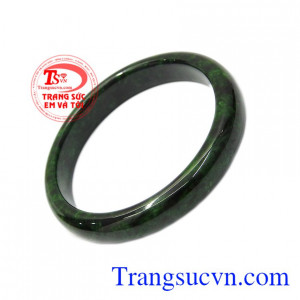 Ngọc cẩm thạch thiên nhiên hợp phong thủy, thích hợp với nhiều mệnh. Vòng cẩm thạch thiên nhiên bình an