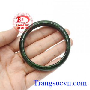 Sản phẩm phù hợp với nhiều trang phục. Vòng cẩm thạch thiên nhiên bình an