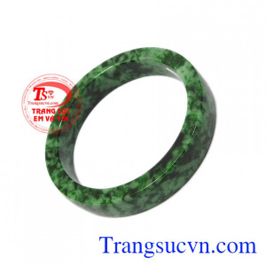 Vòng cẩm thạch thiên nhiên cao cấp được chế tác kiểu bản vuông sang trọng và quý phái.