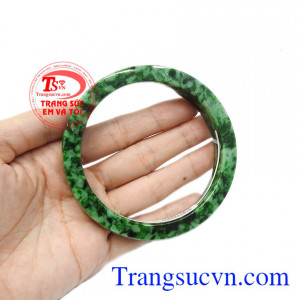 Sản phẩm thích hợp làm quà tặng cho người thân trong những dịp đặc biệt. Vòng cẩm thạch thiên nhiên cao cấp