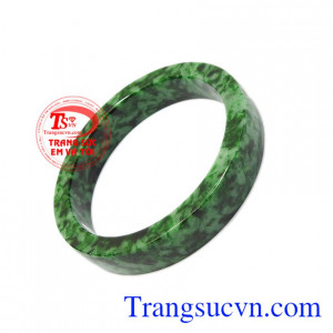 Ngọc cẩm thạch thiên nhiên hợp phong thủy, thích hợp với nhiều mệnh. Vòng cẩm thạch thiên nhiên cao cấp