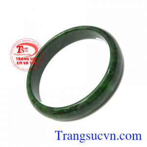 Vòng cẩm thạch thiên nhiên quý bà thích hợp làm quà tặng cho người thân và bạn bè.
