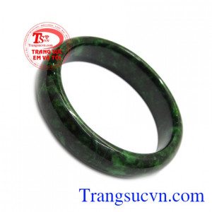 Ngọc cẩm thạch từ xưa đã được biết đến là loại ngọc quý, thường dùng cho vua quan. Vòng cẩm thạch thiên nhiên thịnh vượng