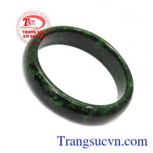 Vòng cẩm thạch thiên nhiên thịnh vượng được chế tác kiểu bản hẹ sang trọng và đẳng cấp.