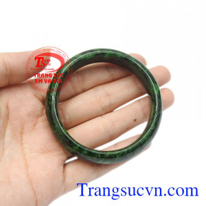 Nhưng ngày nay việc sử dụng ngọc cẩm thạch đã trở nên phổ biến hơn bởi tính thẩm mỹ và tác dụng trong phong thủy mà ngọc đem lại. Vòng cẩm thạch thiên nhiên thịnh vượng