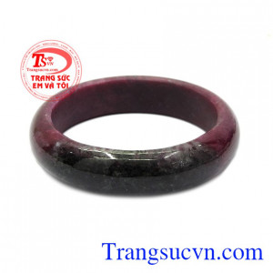Vòng ruby thiên nhiên cao cấp thể hiện đẳng cấp của người dùng. 