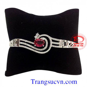 Vòng vàng nữ ruby đỏ được thiết kế theo phong cách hiện đại, hợp thời trang. 