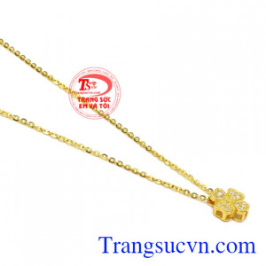 Bộ mặt dây cỏ bốn lá may mắn xinh xắn.