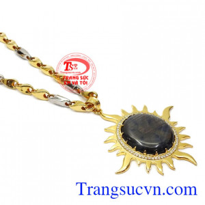 Bộ mặt dây Sapphire ánh hào quang được nhiều phái mạnh yêu thích.