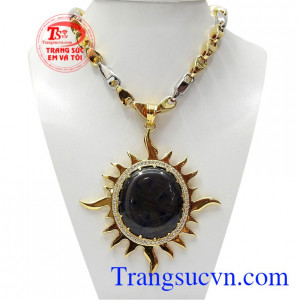 Bộ mặt dây Sapphire ánh hào quang là sự kết hợp giữa mặt dây sapphire sang trọng và dây chuyền vàng nam tính.