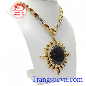 Bộ mặt dây Sapphire ánh hào quang mang lại vẻ thời trang, quyền quý cho nam giới.