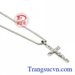 Bộ mặt dây thánh giá vàng trắng đeo hợp thời trang, tinh tế.