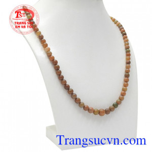 Thời Trung Cổ, đá Opal được coi là báu vật vô giá bởi vẻ đẹp của nó. Chuỗi cổ Opal thiên nhiên