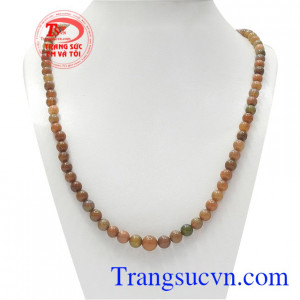 Chuỗi cổ Opal thiên nhiên là sản phẩm hiện được nhiều người yêu thích.